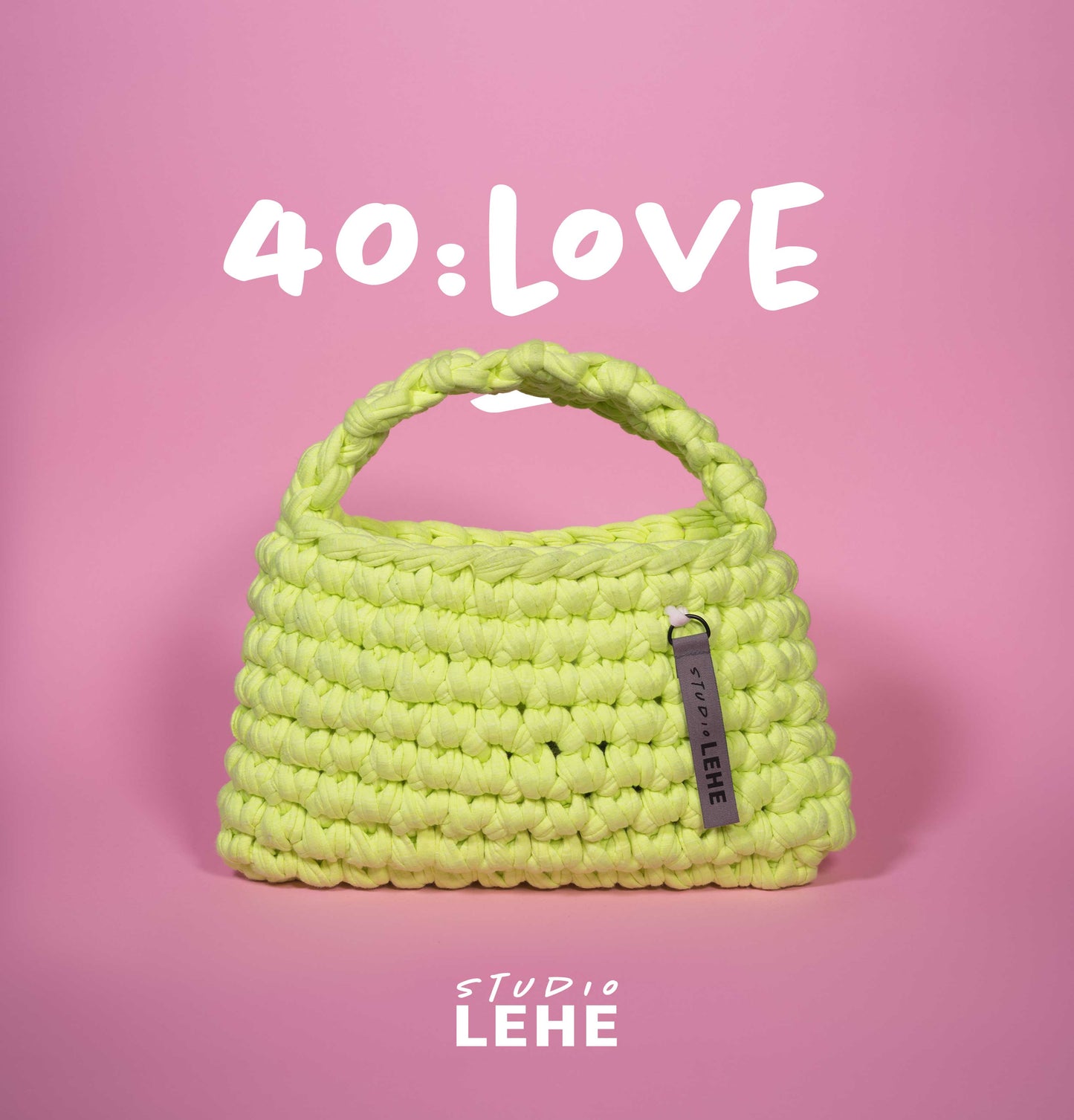 Handgehäkelte Statement-Tasche in Neongelb aus recyceltem T-Shirt-Garn – Modell 40:Love von Studio LEHE
